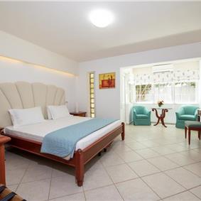 4 bedroom villa with pool close to beach on Akrotiri peninsula, sleeps 8